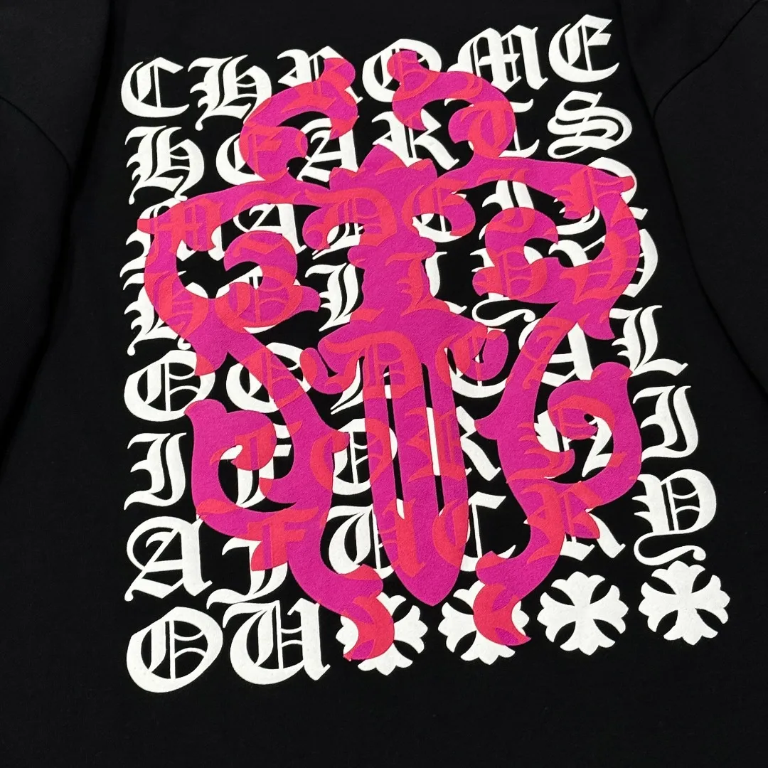 P170 Chrome Hearts 25 high-end versions. The fabric is made of 300 grams of high-density pure cotton. It does not deform or shrink. It has three labels. It is the same style for men and women. Technology: suede foaming + digital printing. Color: white, black. SIZE: S-XL.
